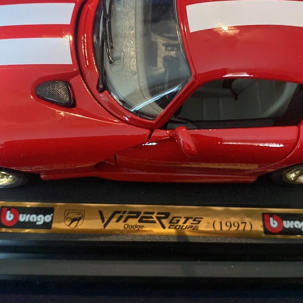 Burago 1997 Viper GTS Coupe - Picture 2 of 9